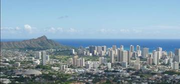 Honolulu w/ Diamond Head in the background